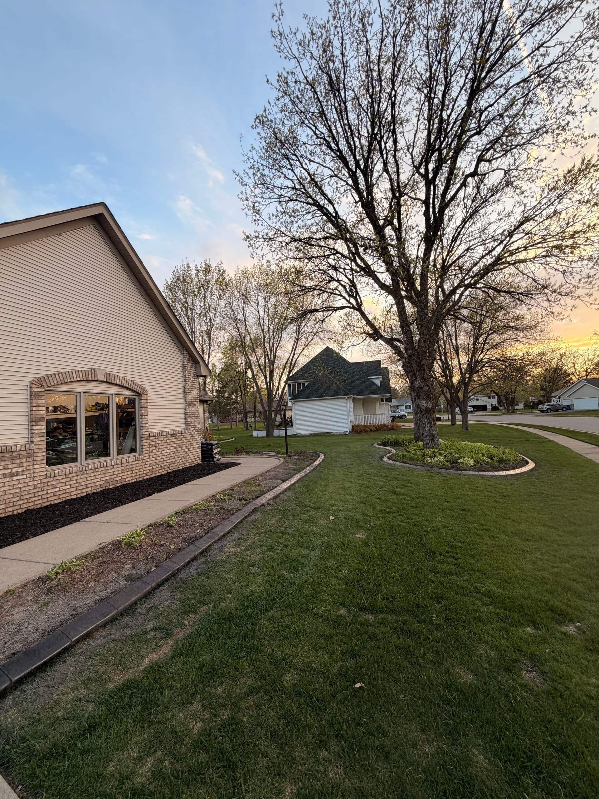 Gallery photos for Concrete Curbing with Storm Grey and Charcoal Blend in Becker: Image #3