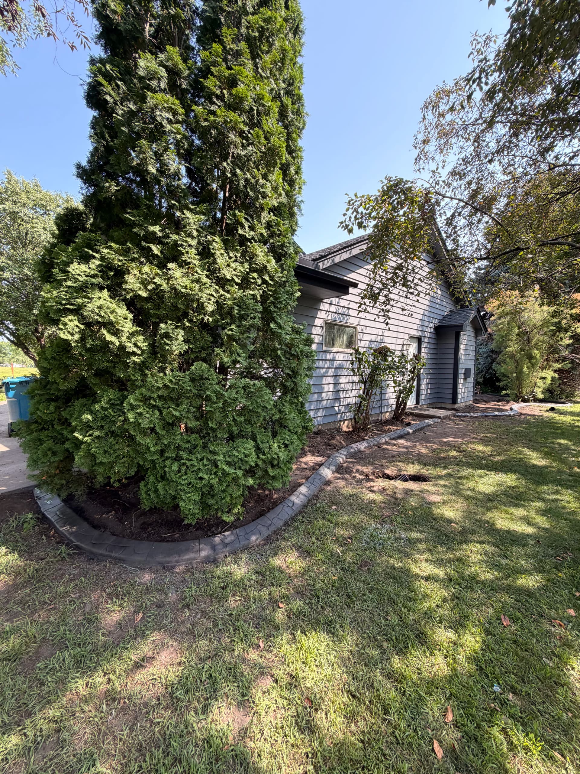 Gallery photos for Stone-Style Concrete Curbing That Sharpens Up a Shakopee Yard: Image #5