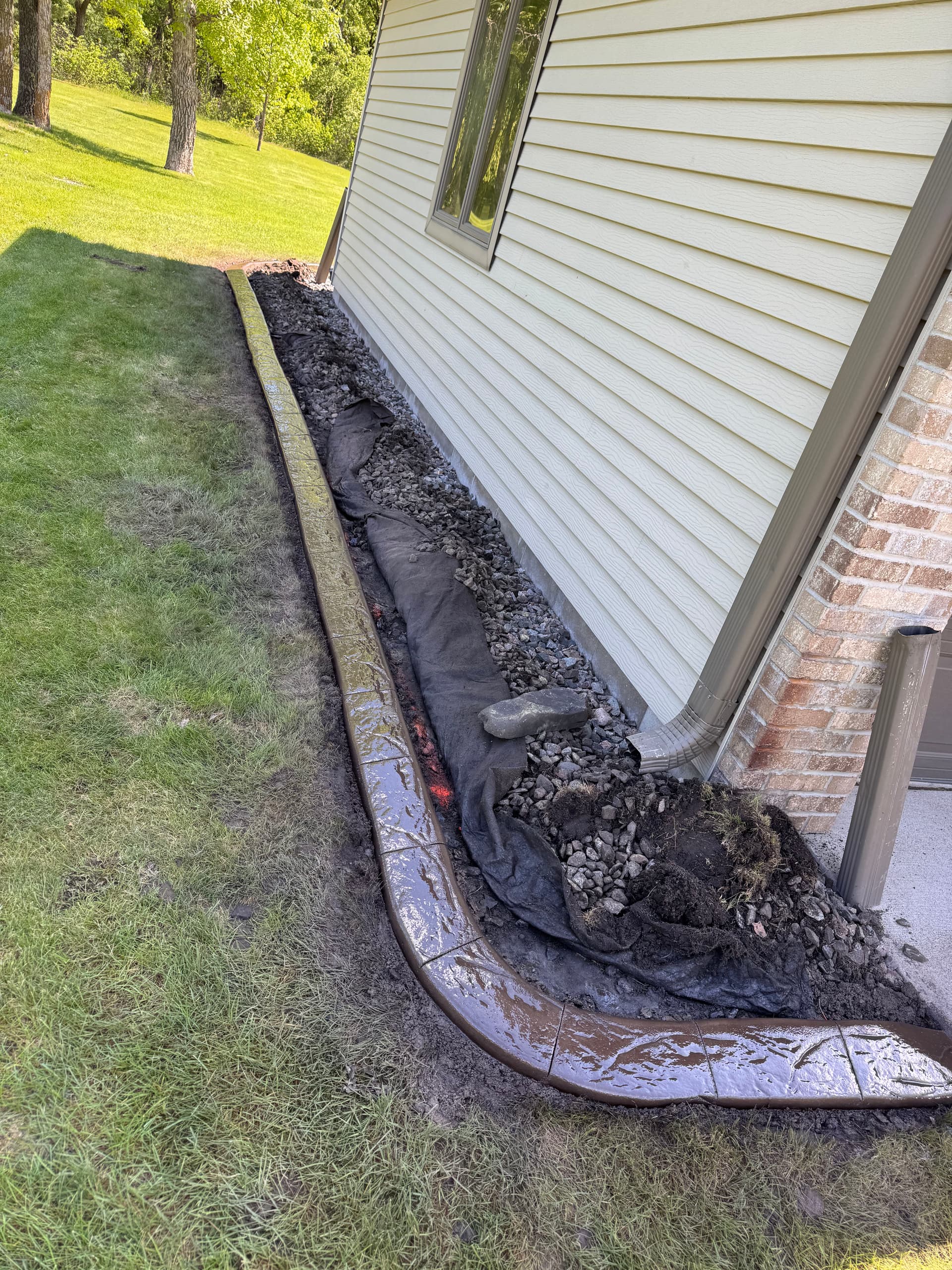 Gallery photos for Decorative Concrete Curbing Gives Clearlake Home Polished Edges: Image #4