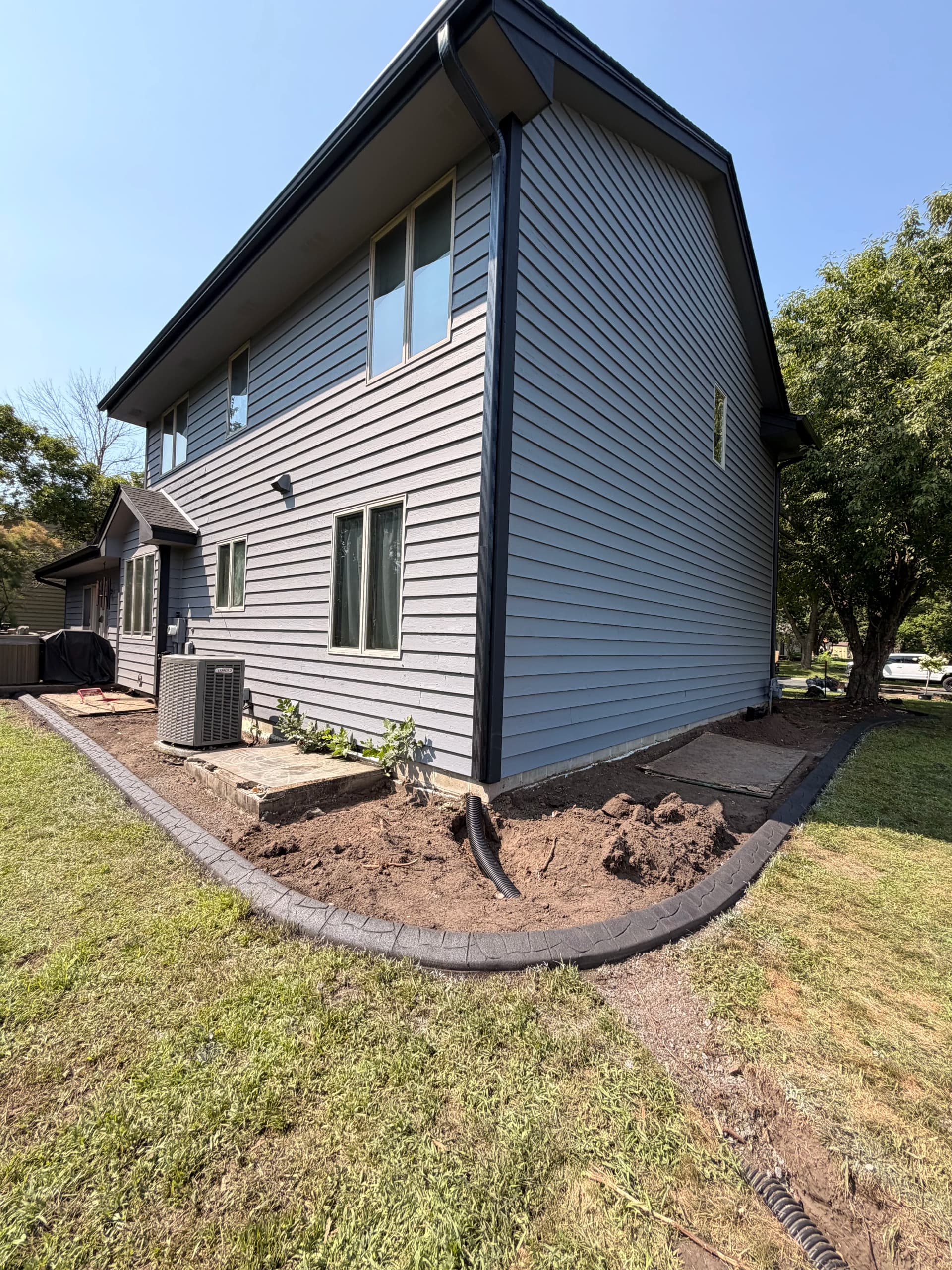 Gallery photos for Stone-Style Concrete Curbing That Sharpens Up a Shakopee Yard: Image #2