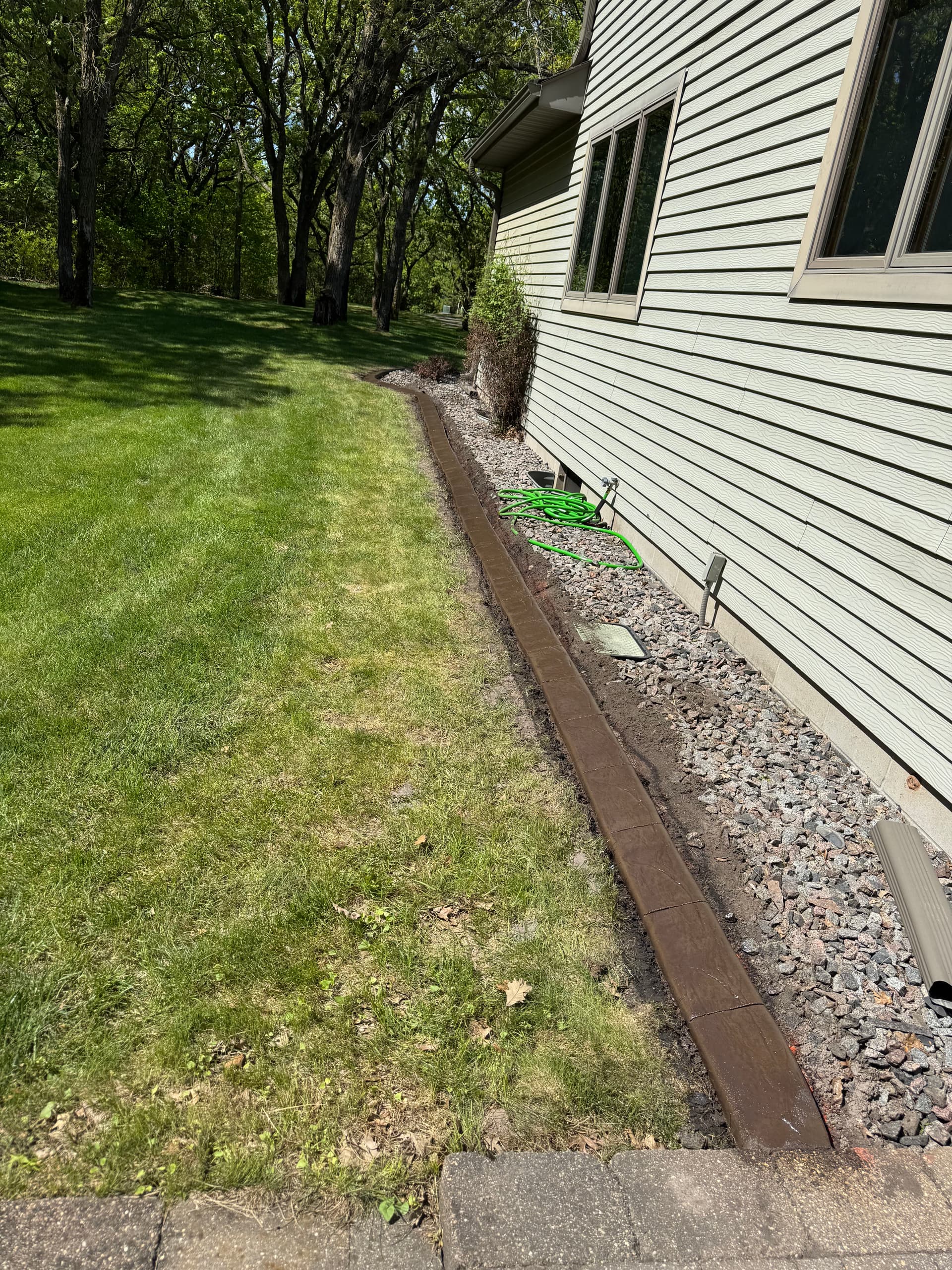 Gallery photos for Decorative Concrete Curbing Gives Clearlake Home Polished Edges: Image #1
