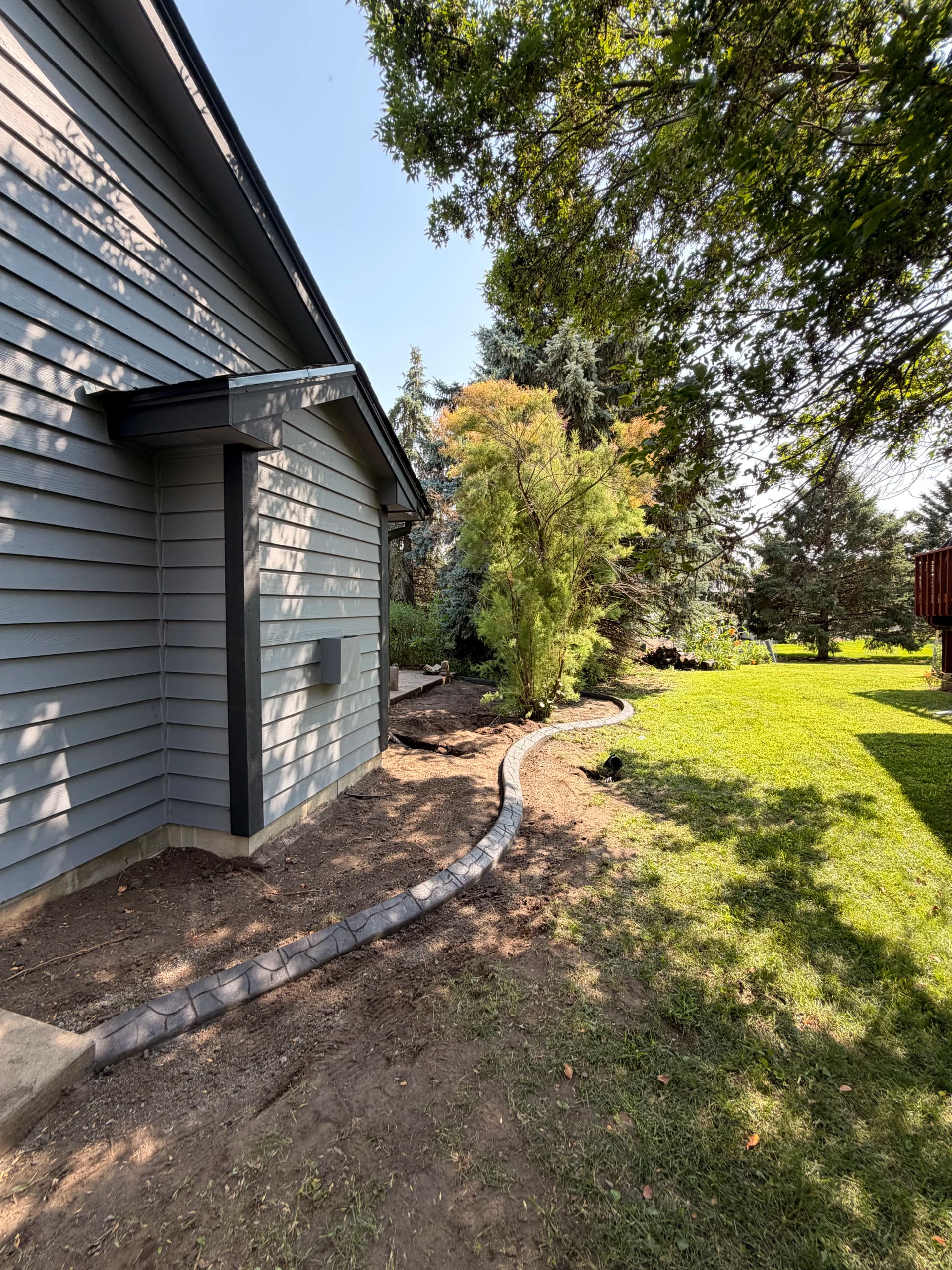 Gallery photos for Stone-Style Concrete Curbing That Sharpens Up a Shakopee Yard: Image #6